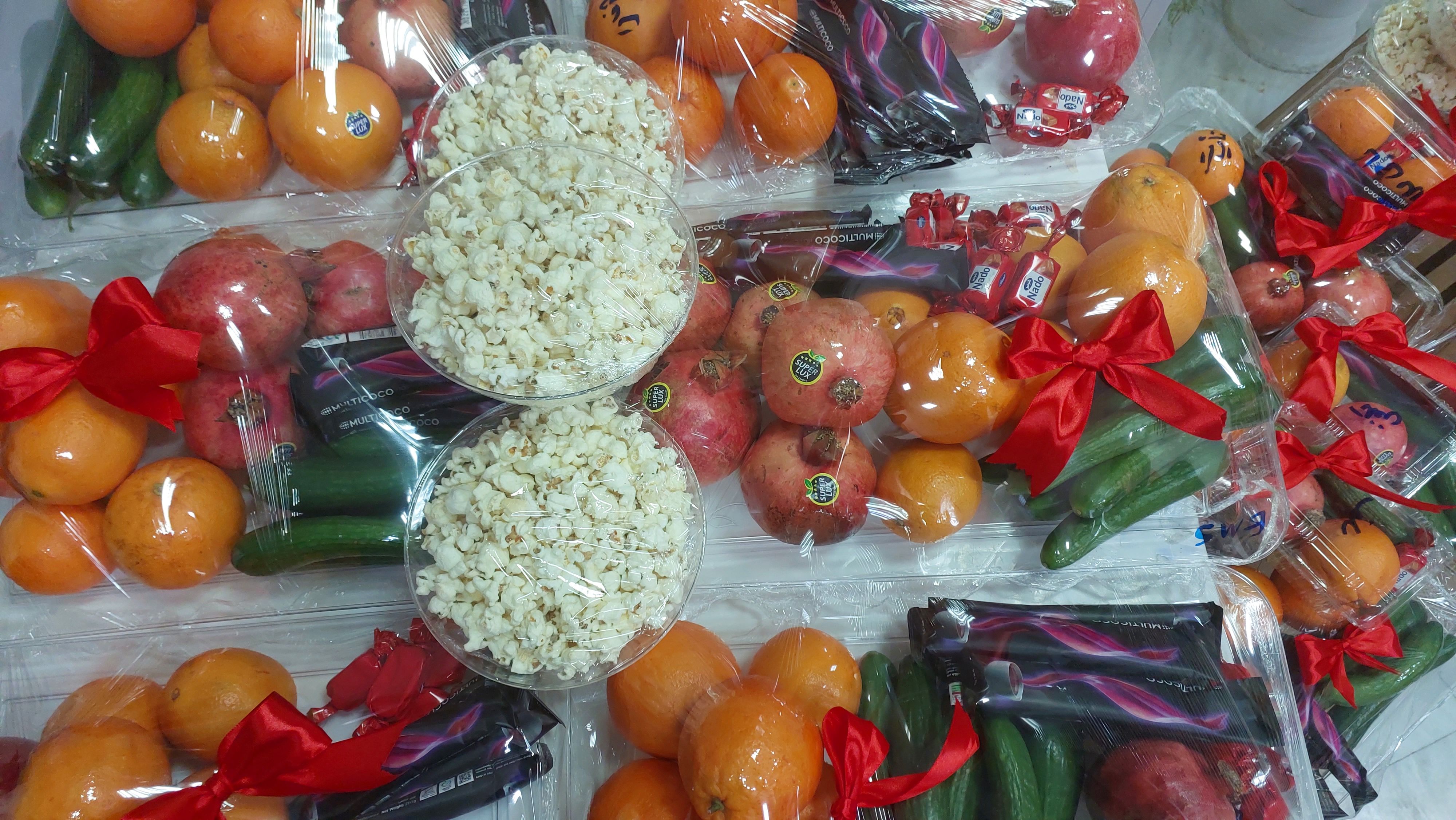 پک های پذیرایی شب یلدا از پرسنل سخت کوش شیفت شب در بیمارستان طالقانی